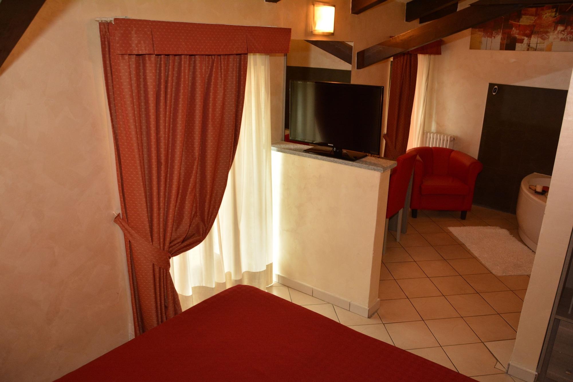 Hotel Villa Glicini Пінероло Екстер'єр фото