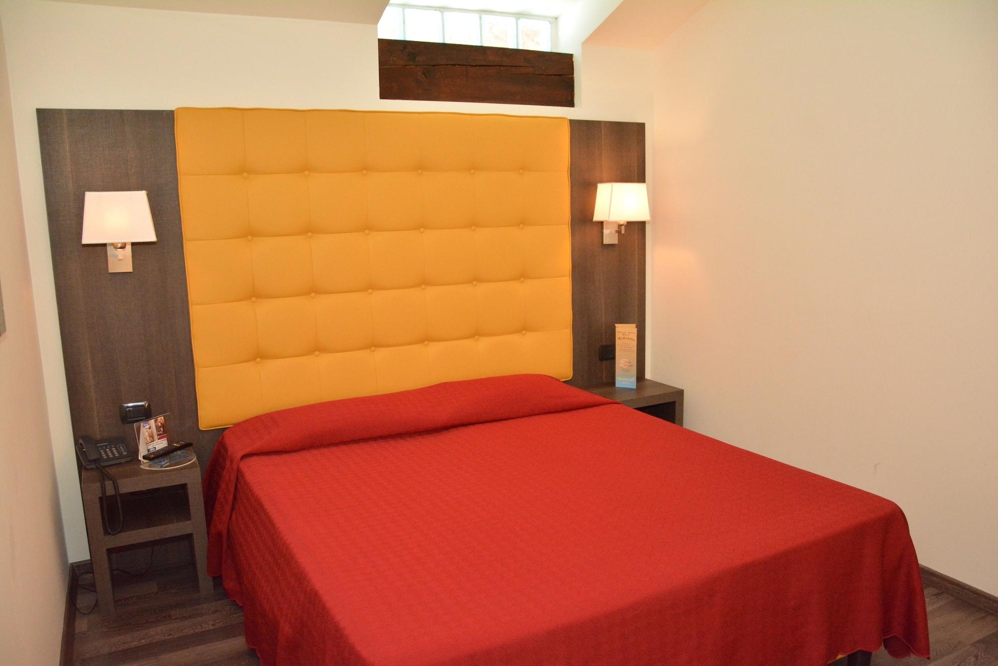 Hotel Villa Glicini Пінероло Екстер'єр фото