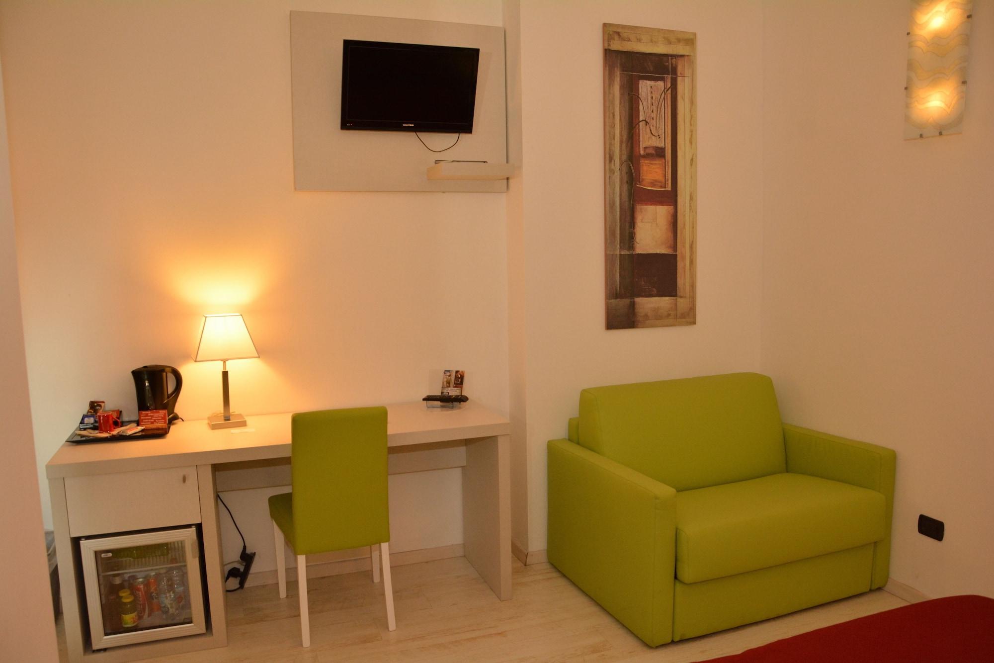 Hotel Villa Glicini Пінероло Екстер'єр фото