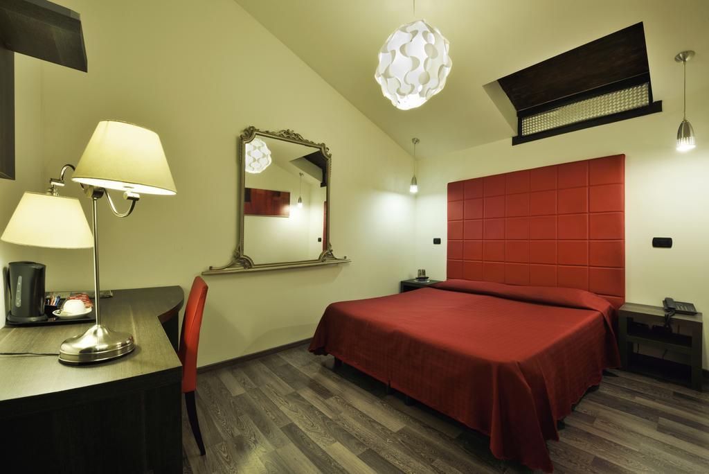 Hotel Villa Glicini Пінероло Екстер'єр фото